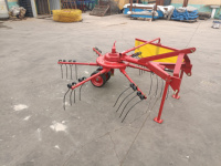 Râteau à foin agricole monté sur tracteur haute performance de 2,5 m de large de la marque Yongyi, avec une durée de vie de 1 an, fabriqué en Chine, type de stockage foin/filet