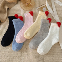 New Arrival Custom Logo Damen Winter Dicker Boden Schlafen Fuzzy Fluffy Socken Coral Fleece Crew Länge Niedliche Herz Muster Manschette
