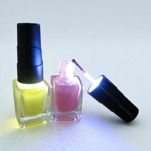 Capuchon en plastique pour vernis à ongles avec lumière LED pour flacons - Product Image 2