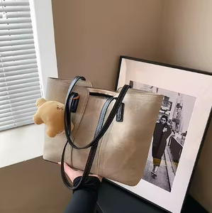 Sac à main pour femmes, nouvelle tendance de la mode, sac à bandoulière simple et polyvalent, petit sac à main tendance en cuir souple, sac fourre-tout pour femmes - Product Image 3