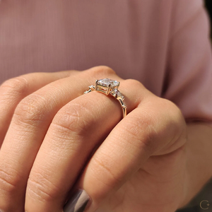 Anillo Único con Diamante Cultivado en Laboratorio, Banda Delicada, Hermosa Piedra Central, Ideal para Ocasiones Especiales, Joyería Elegante de la India - Product Image 4