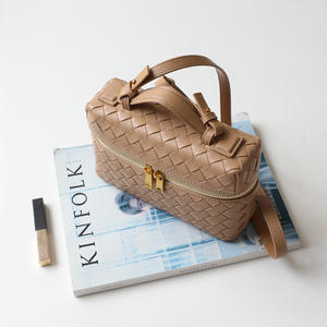 Bolso Bandolera Cuadrado Pequeño de Cuero Genuino Tejido a Mano con Cremallera y Correa Única para Mujer, Colección Verano 2024, 22cm, Estilo Urbano - Product Image 3