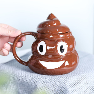Taza de café de cerámica con tapa, diseño de caca de dibujos animados, para regalo divertido en fiestas. - Product Image 4