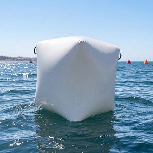 Kommerzielle 0,9mm PVC Aufblasbare Würfelboje Quadratische Schwimmende Markierungsboje für Wasserparks und Schwimmwettkämpfe - Product Image 1