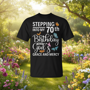 Camiseta Promocional Personalizable: Entrando en mi 70.º Cumpleaños con la Gracia y la Misericordia de Dios - Product Image 3