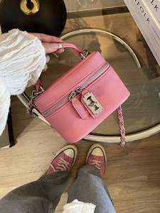 Sac bandoulière carré en PU haut de gamme pour femme, nouveau design exquis avec fermeture éclair et petite chaîne parfumée - Product Image 6