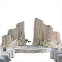Arche décorative en métal blanc ondulé pour accessoires de mariage, draperie, chapiteau, chuppah, mandap, toile de fond, rideau pour cérémonie de remise des diplômes