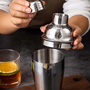 Juego de Coctelera de Acero Inoxidable de 6 Piezas y 550 ml con Colador, Jigger, Cuchara Mezcladora, Abridor y Soporte de Bambú - Product Image 4