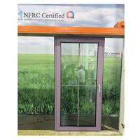 Ventana abatible de aluminio de alta eficiencia energética con triple acristalamiento y rejillas.