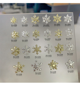 50 pièces de breloques pour ongles en alliage en forme de flocon de neige, décorations métalliques de luxe léger pour manucure d'hiver - Product Image 2