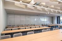 Cloison acoustique pliable et mobile moderne pour salle de sport, en bois et aluminium, pour centre de formation, avec portes intérieures amovibles