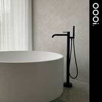 Robinet de baignoire autoportant en laiton moderne, double fonction, à poser au sol, avec douchette et flexible en silicone, eau chaude et froide