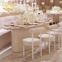 Chaises d'extérieur modernes pour événements de mariage, en métal durable avec cadre en fer et revêtement en velours blanc, idéales pour les hôtels