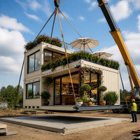 Maison modulaire à deux étages avec balcon en verre et escalier en métal