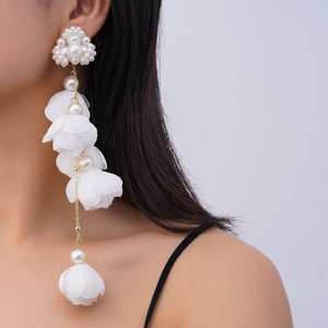 أقراط مزينة يدويًا بشرابة زهور مبالغ فيها مع لؤلؤ موضة شخصية متدلية في الغلاف الجوي للنساء أقراط هدايا عرائس جذابة - Product Image 6