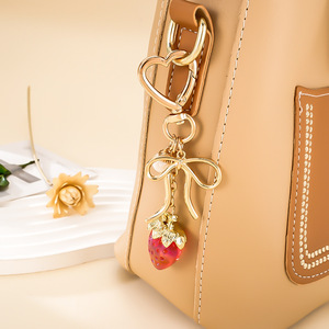Mini porte-clés en résine 3D en forme de fraise, orné de perles et d'un nœud, couleurs violet, rose, rouge, accessoire de mode mignon pour sacs de filles et pendentif de clés - Product Image 2
