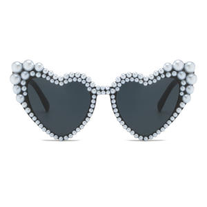 Gafas <span class=keywords><strong>de</strong></span> <span class=keywords><strong>sol</strong></span> clásicas <span class=keywords><strong>de</strong></span> plástico con marco grande Pearl Love Heart para regalos <span class=keywords><strong>de</strong></span> boda, regalos <span class=keywords><strong>de</strong></span> invitados para damas <span class=keywords><strong>de</strong></span> honor <span class=keywords><strong>de</strong></span> novia - Product Image 5