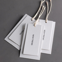 Étiquettes de vêtements au design simple, étiquettes personnalisées avec logo de marque, étiquettes en papier avec cordon pour vêtements