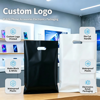 Sacs de courses en plastique noir mat avec poignée découpée et logo personnalisé pour accessoires de téléphonie mobile, emballage de détail d'électronique