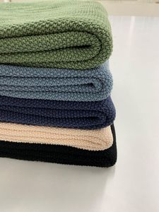 Couverture tricotée douce et confortable personnalisée en coton biologique 100% - Product Image 4