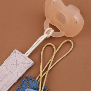 Clip de algodón y metal reutilizable personalizado al por mayor para chupete de bebé con soporte para alimentación - Product Image 4