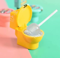 Grappige toiletvormige snoeplollipop met zure poeder, grappige dip-lollipop met fruit smaak, kindersnoepgoed voor grappen
