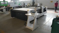 Mesin Pembuat Sampel Kotak Otomatis CNC dengan Pisau Getar untuk Fabrikasi Prototipe Kemasan Stand Display Karton