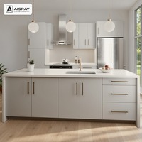 Meuble de cuisine de luxe en PVC avec îlot central, portes en dalles grises, rangement par tiroirs, livraison en kit et boîtes de rangement en panneaux de particules