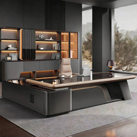 Bureau de direction moderne et sophistiqué, mobilier de bureau de luxe, table de PDG en forme de L avec armoire latérale