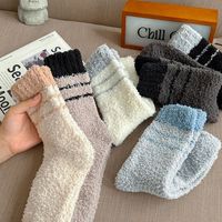 Chaussettes d'hiver en tricot pour hommes, douces et moelleuses, à rayures classiques, en velours corail, chaudes et confortables pour la maison, faible MOQ