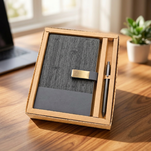 Ensemble cadeau moderne et écologique comprenant un carnet texturé gris avec fermoir doré et un stylo en métal imprimé en sérigraphie dans une boîte de présentation en kraft - Product Image 2