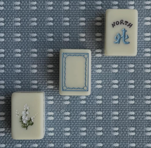 Estetik Moda Parfüm Temalı Amerikan Mahjong Seti 4 Katmanlı Pembe Beyaz Akrilik Mahjong Taşları Çiçekli Ejderha Tasarımı - Product Image 6