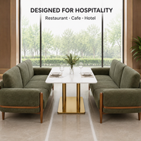 Ensemble de salle à manger pour restaurant : chaises et tables, banquette rembourrée vert mousse, table en marbre blanc, piédestal doré, usage commercial