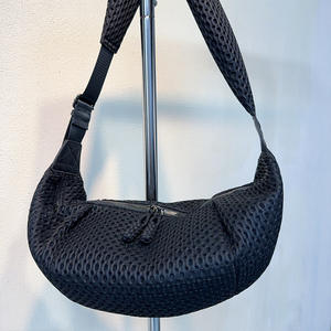 Nouveau sac bandoulière en maille pour femme, léger, avec fermeture éclair, sangle unique, style quotidien pour les trajets, en tissu noir, collection Printemps 2025 - Product Image 5