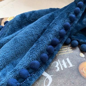 Couverture en flanelle adaptée au canapé et au lit confortable d'origine avec frange à pompons - Product Image 5