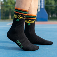 Chaussettes en coton noires streetwear avec logo personnalisé et motif jacquard rayé pour le sport et la mode décontractée