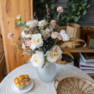 Bouquet de fleurs artificielles CallaFloral, pivoines blanches et roses avec baies et eucalyptus pour la décoration de la maison et des mariages CF01421 - Product Image 1