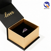 Caja de Anillo de Lujo con Inserto de Terciopelo Negro y Logotipo en Lámina Dorada, con Superficie en Relieve, Aceptada por OEM