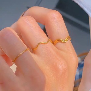 Bague élégante en acier inoxydable en forme de vague pour femmes |   Bague tendance plaquée or |   Style minimaliste pour un usage quotidien - Product Image 5