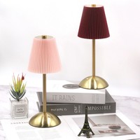 Lampe de table tactile rechargeable sans fil pour restaurant de luxe à piles petite lampe LED en métal pour bar acrylique