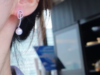 Vente flash - Boucles d'oreilles en or massif 18 carats avec diamants naturels de forme incurvée et perles de culture d'eau salée Akoya japonaises de 8,5 à 9 mm