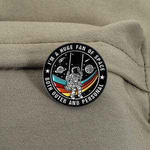 Broche émaillée pour fans de l'espace, espace personnel et extérieur, astronaute introverti, badge de revers, bijoux de science-fiction, cadeau en gros - Product Image 3