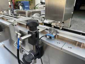 Etichettatrice Automatica per Timbri Fiscali su Scatole di Cartone con Colla a Caldo e Adesivi Personalizzati - Product Image 2