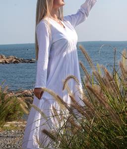 Robe midi en coton blanc à col en V et manches longues, coupe minimaliste et confortable, taille naturelle, idéale pour l'été, le printemps et l'automne - Product Image 3