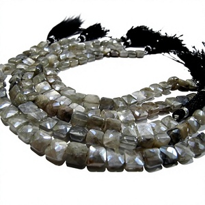 Perles de pierre de lune grise mystique : forme coussin facettée, brin de 8 pouces - Product Image 1