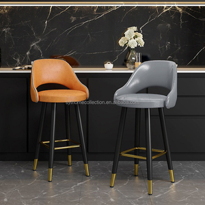 Sillas de <span class=keywords><strong>Bar</strong></span> Modernas de Cuero PU con Respaldo Curvo y Patas de Madera con Detalles Dorados para Isla de Cocina - Product Image 1