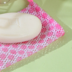 Sac en filet moussant pour savon et nettoyant pour le visage, maille en nylon de 12,5x9 cm avec ventouse, rose, bleu, blanc - Product Image 1