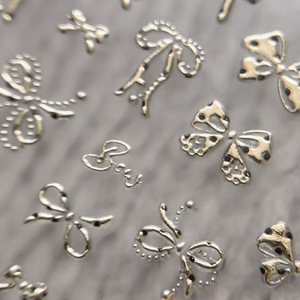 Autocollants pour ongles 3D en relief à pois, texture luxe noir et or, pour la décoration des ongles à domicile ou par des professionnels. - Product Image 2