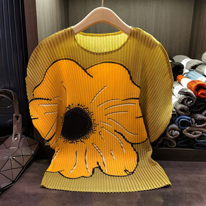 เสื้อยืดพลีททรงหลวมไซส์ใหญ่ลายดอกทานตะวัน ปี 2026 สำหรับผู้หญิง แขนทรงปีกค้างคาว ลายสก็อตแบบเป็นทางการ 3 มิติ เป็นมิตรกับสิ่งแวดล้อม ประดับลูกปัดแบบโปร่ง สำหรับฤดูร้อน - Product Image 2