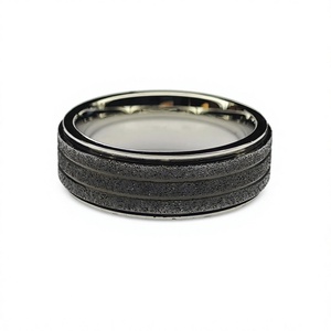 Anello Unisex in Acciaio Inossidabile 316L alla Moda, Forma Geometrica Tradizionale a Tre File, Finitura Sabbiata Opaca con Scanalature Lucidate - Product Image 1